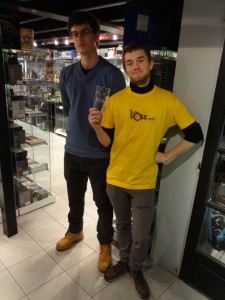 Les très photogéniques vainqueurs des deux tournois : GxC Mitsu (en jaune) et Bansheebot (en lunettes)